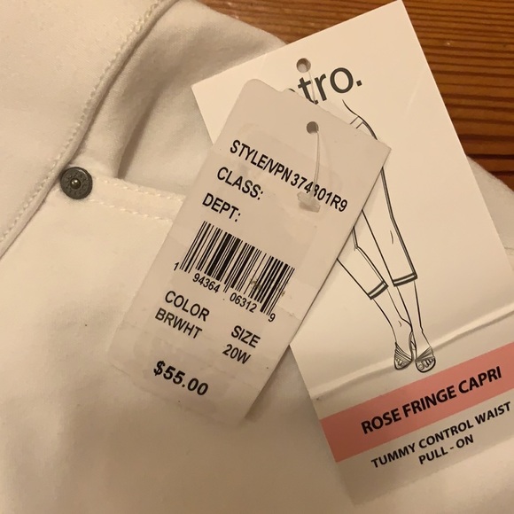 20. Intro The Fit Rose Fringe Capri in White - Picture 9 of 15